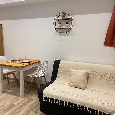 Les Appartements Du Vieux Poussan Bagian luar foto