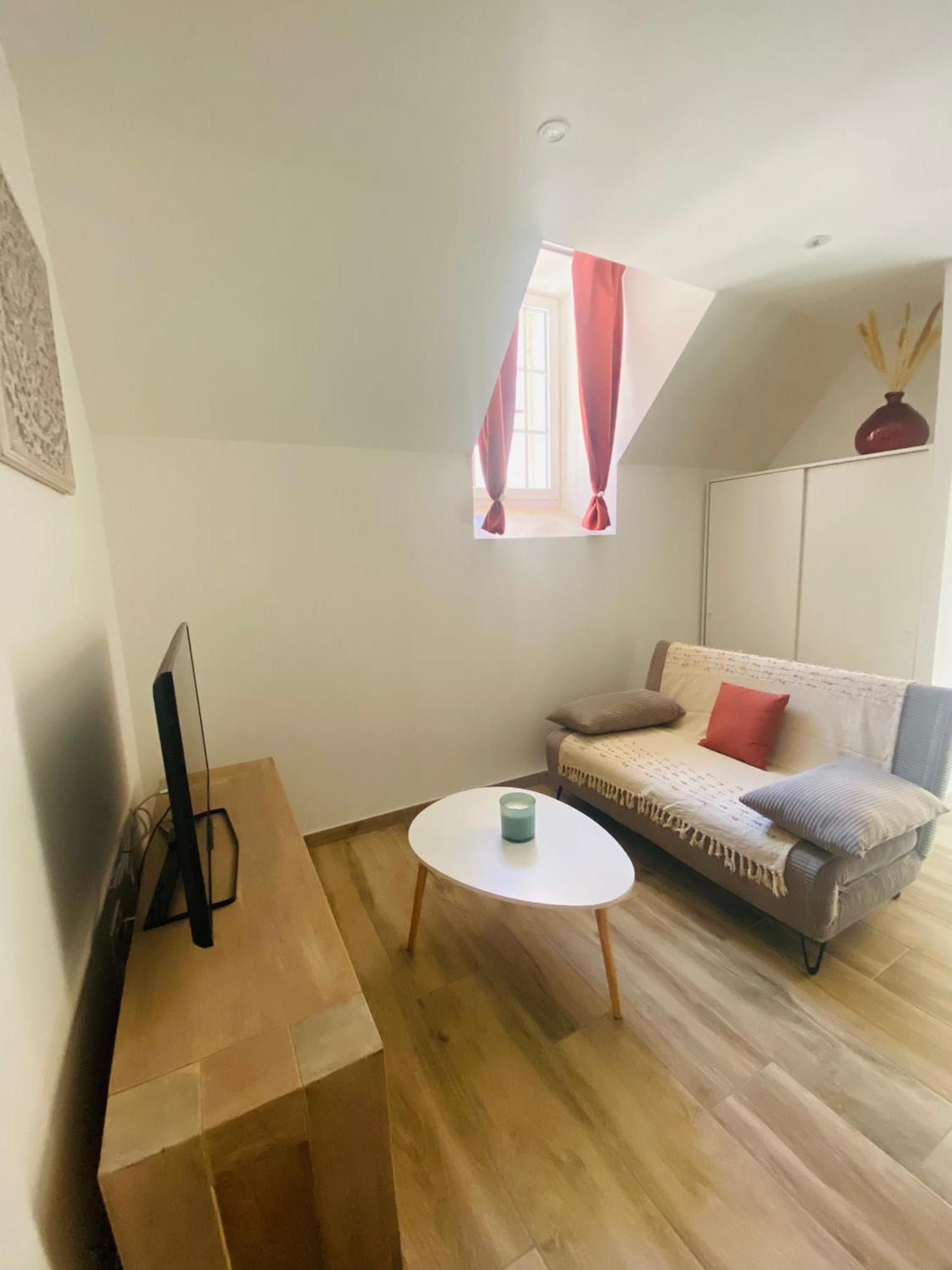 Les Appartements Du Vieux Poussan Bagian luar foto