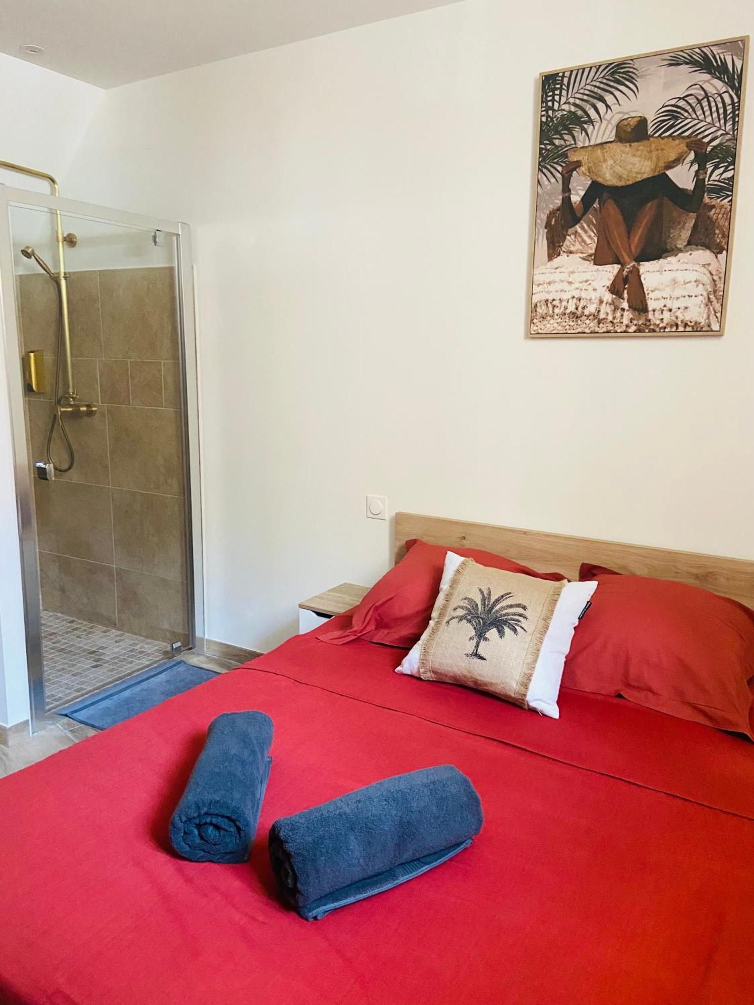 Les Appartements Du Vieux Poussan Bagian luar foto