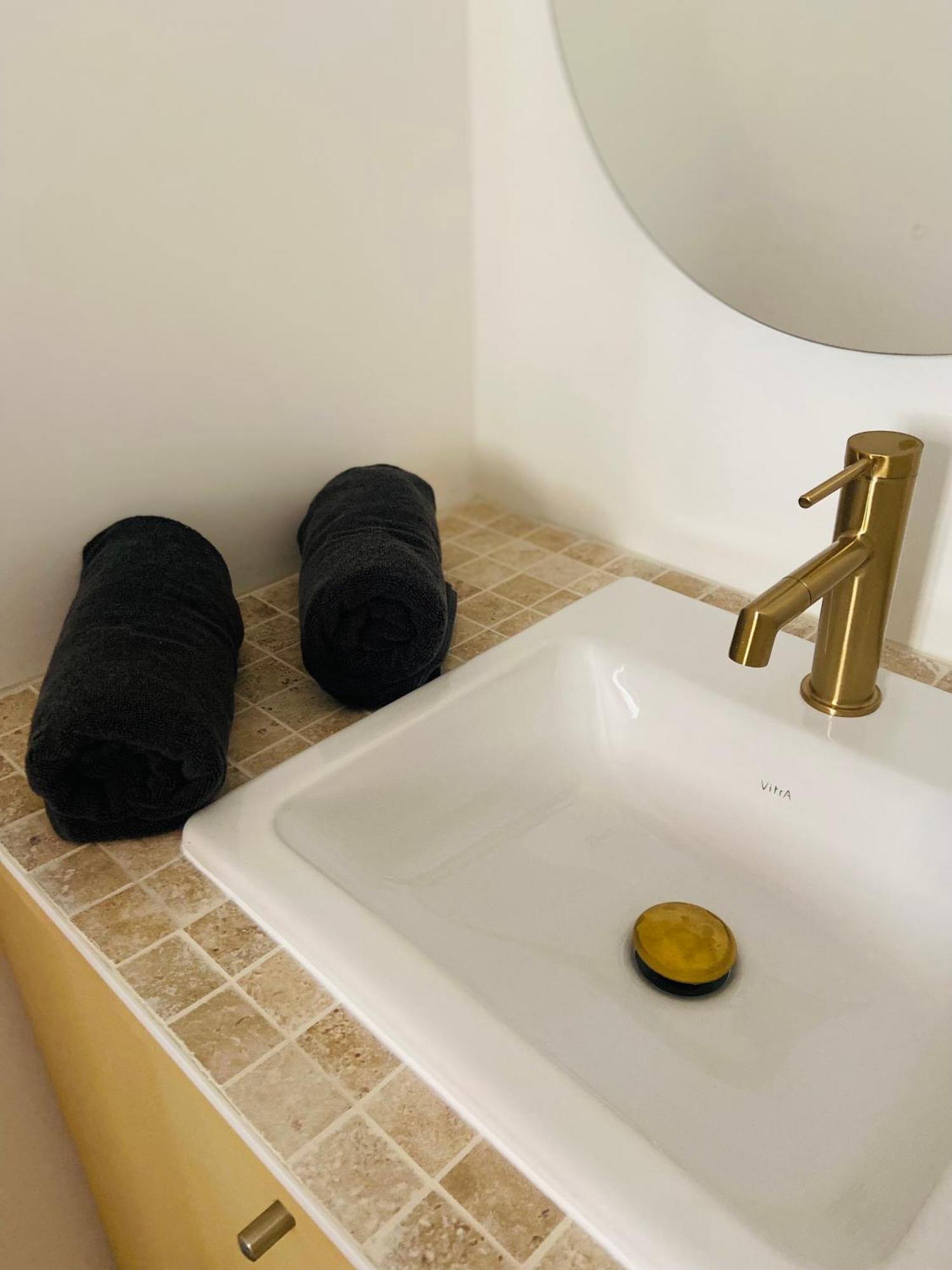 Les Appartements Du Vieux Poussan Bagian luar foto