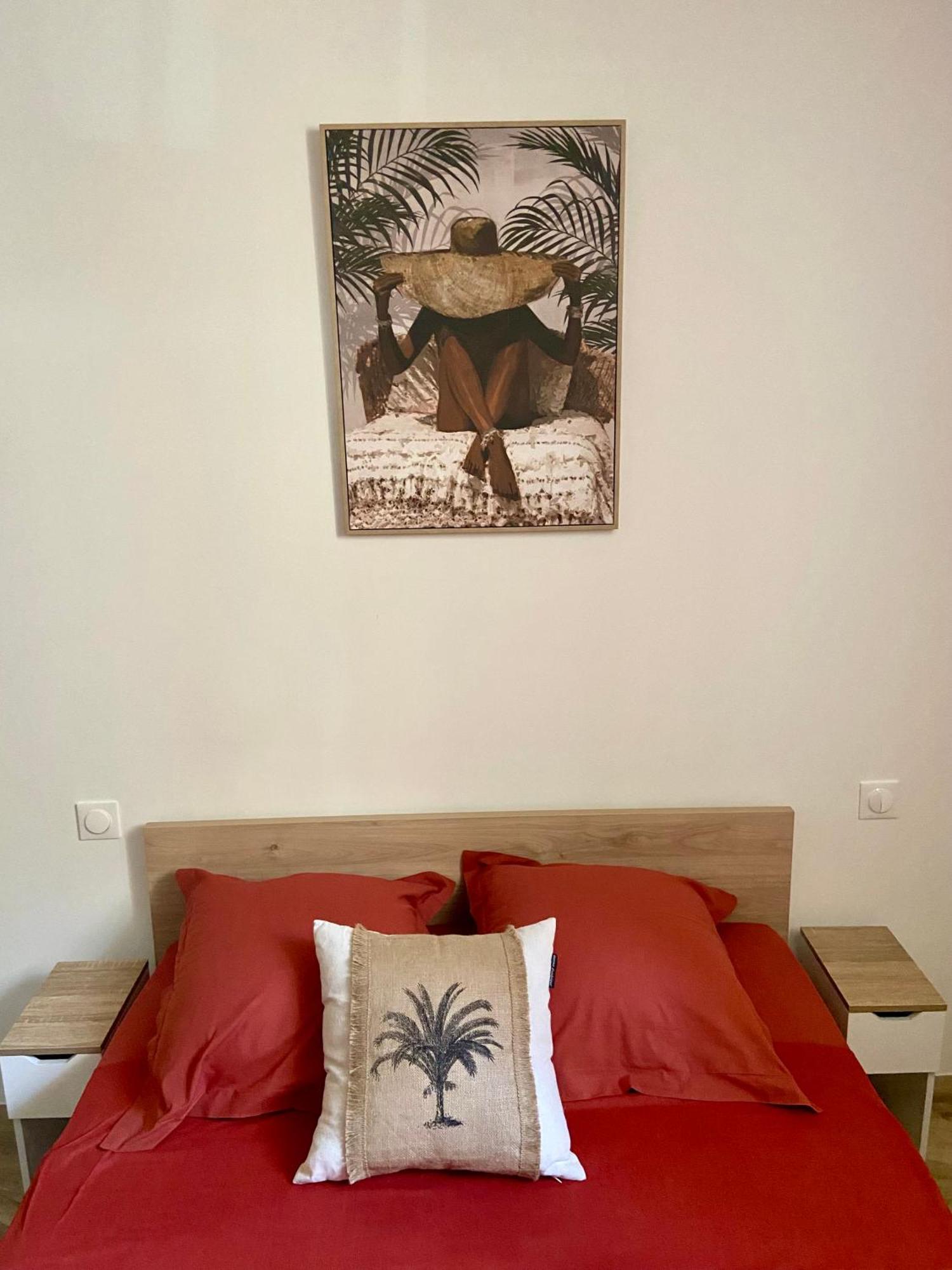 Les Appartements Du Vieux Poussan Bagian luar foto