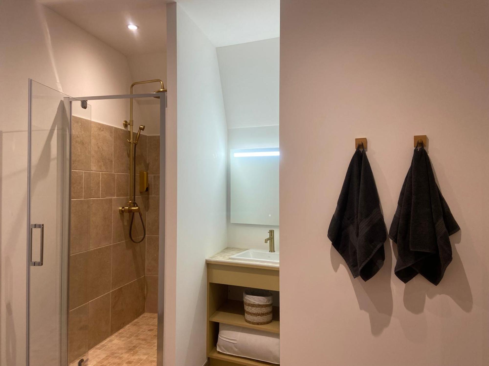 Les Appartements Du Vieux Poussan Bagian luar foto