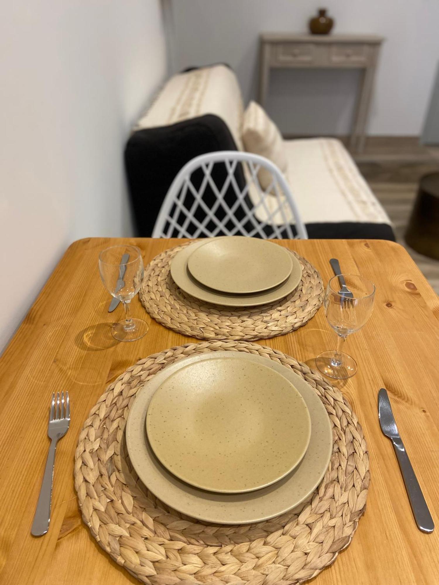 Les Appartements Du Vieux Poussan Bagian luar foto