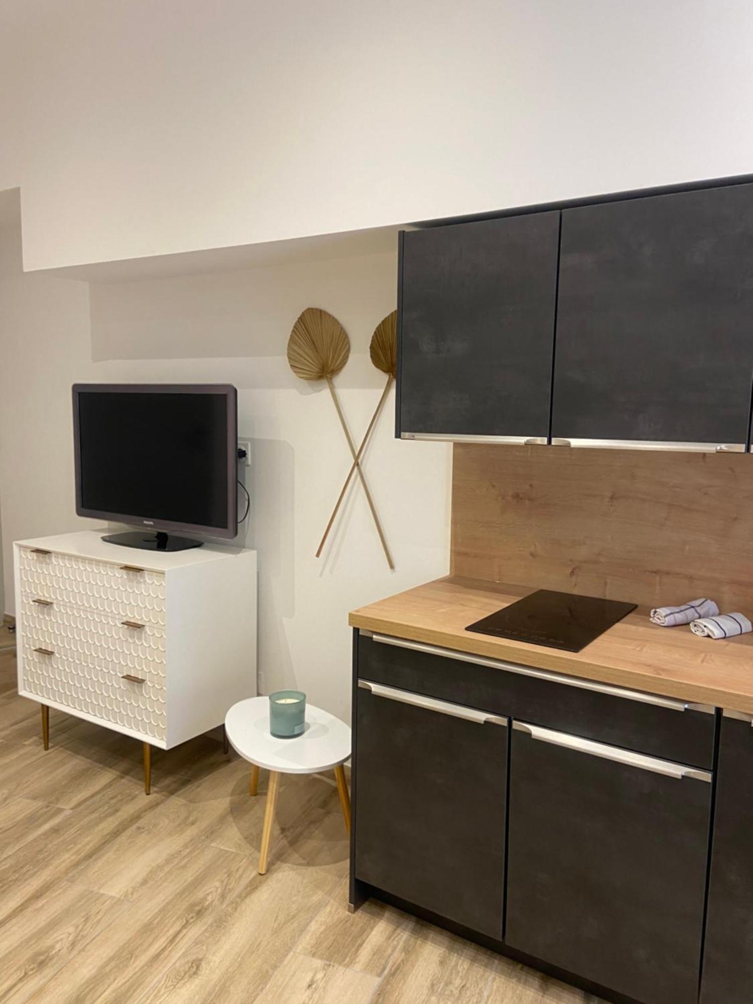 Les Appartements Du Vieux Poussan Bagian luar foto