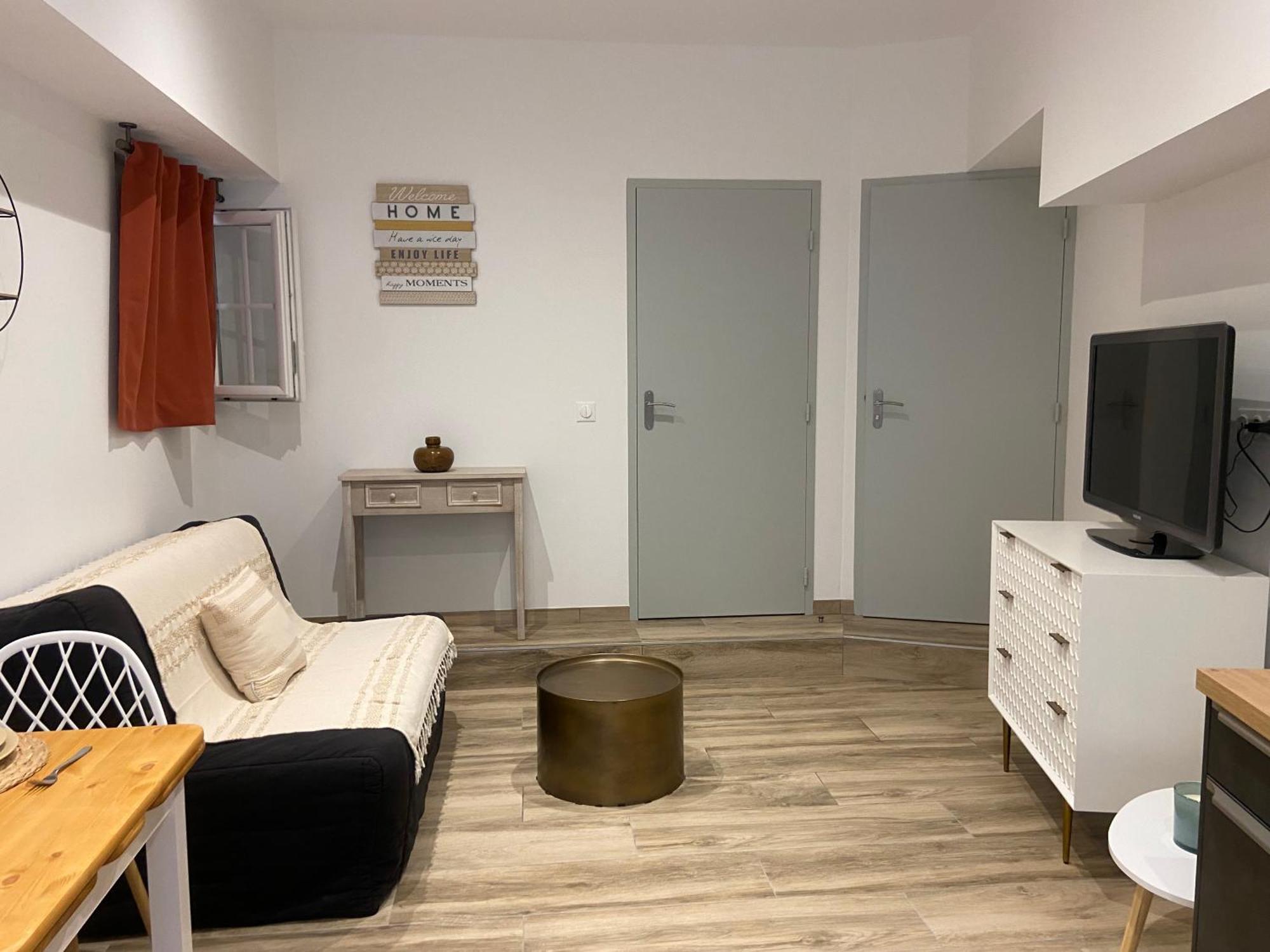 Les Appartements Du Vieux Poussan Bagian luar foto