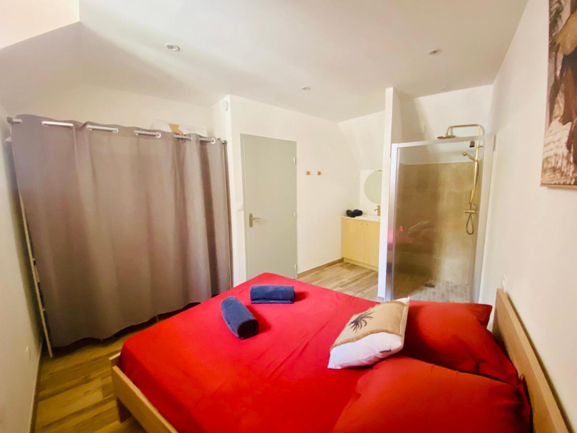 Les Appartements Du Vieux Poussan Bagian luar foto