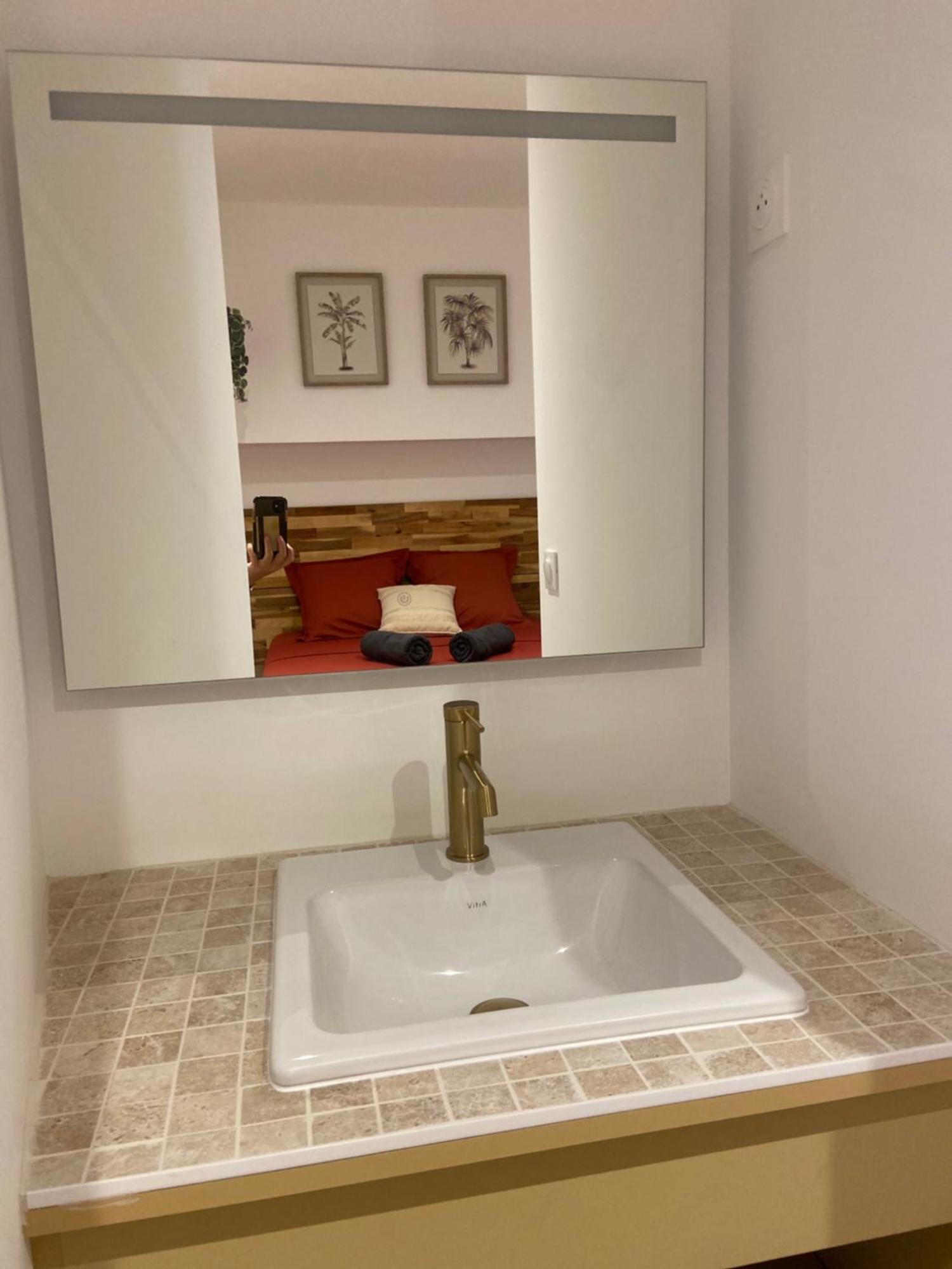 Les Appartements Du Vieux Poussan Bagian luar foto