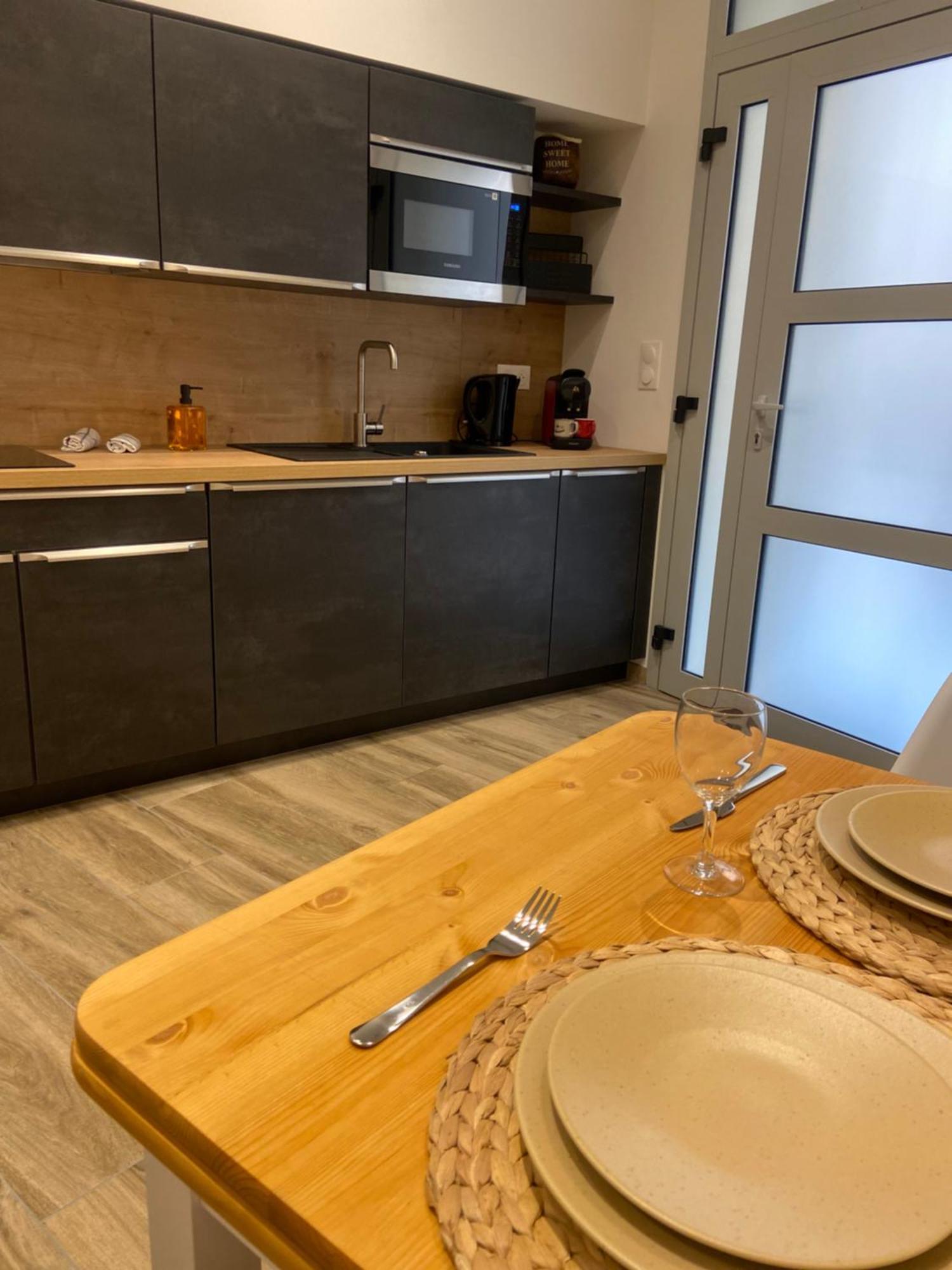 Les Appartements Du Vieux Poussan Bagian luar foto