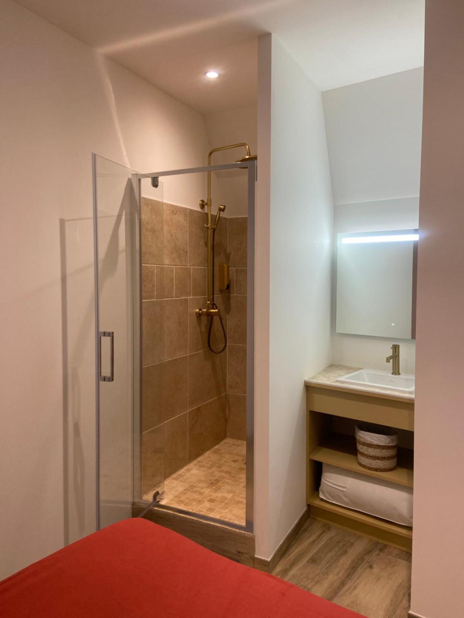 Les Appartements Du Vieux Poussan Bagian luar foto